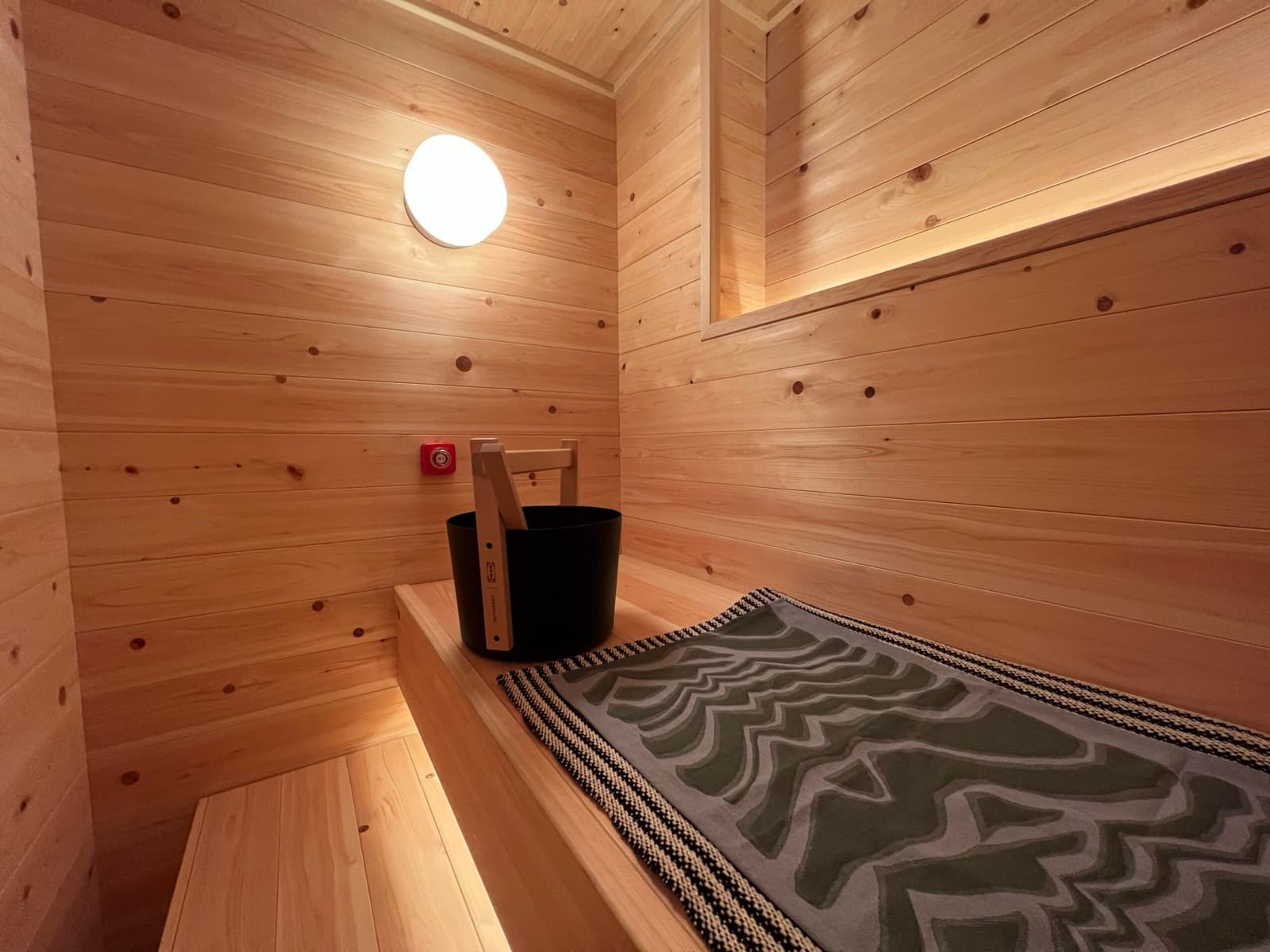 lagom sauna の檜のサウナ室とベンチ