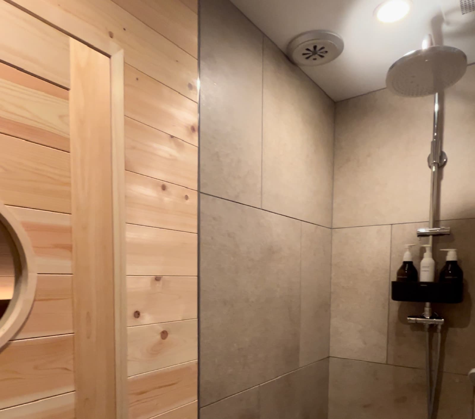 lagom sauna の個室内シャワールーム