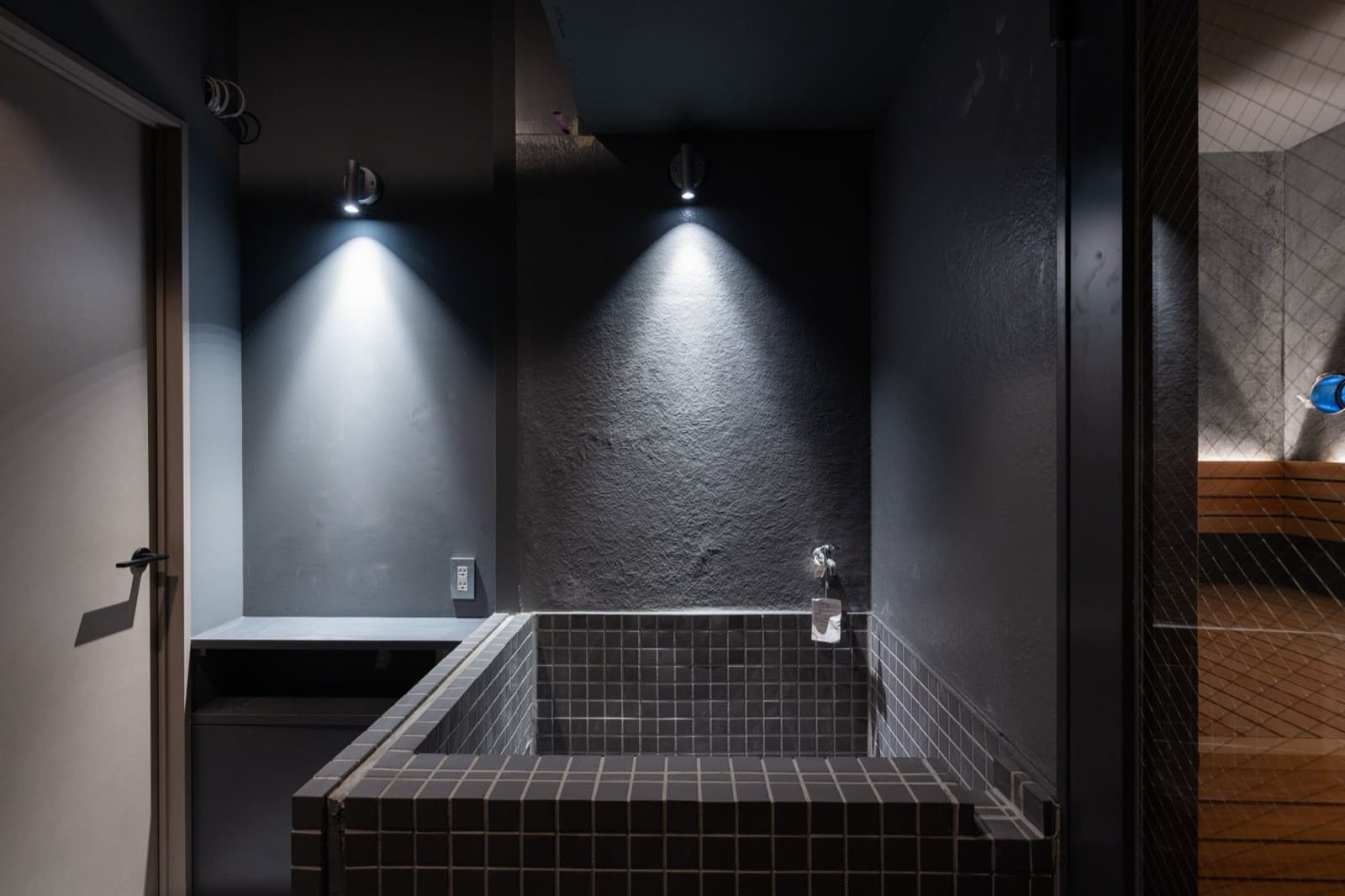 PRIVATE SAUNA maa &GROCERY のダークトーンの個室の水風呂