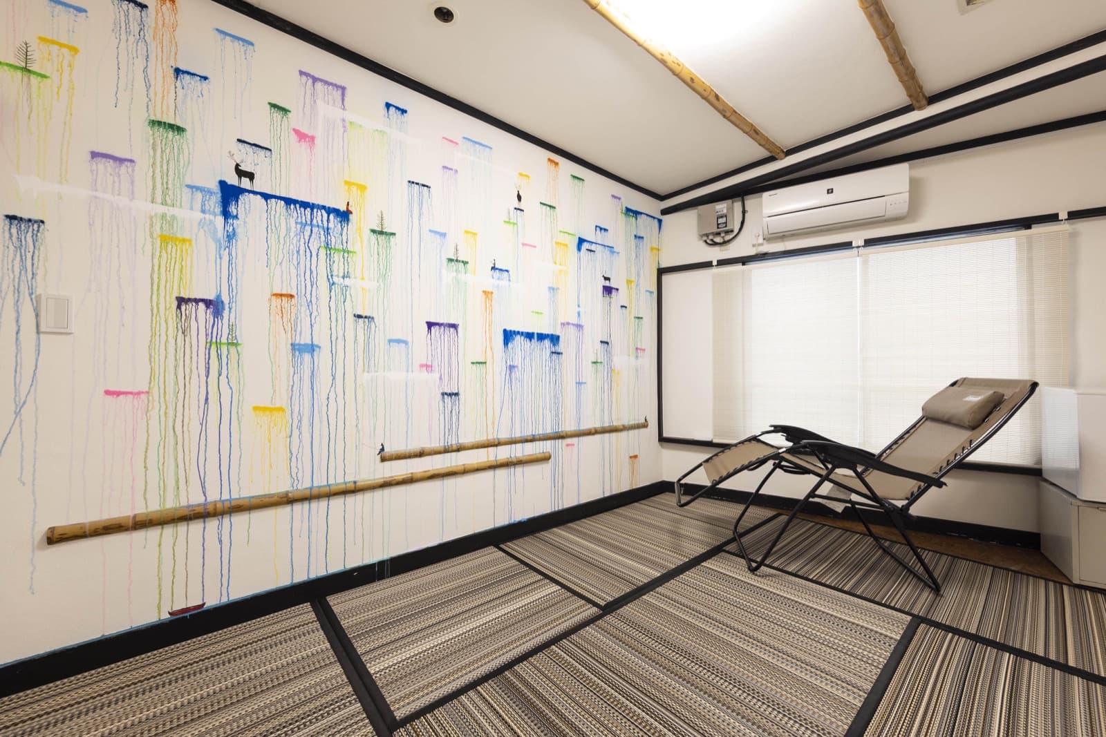 Sauna Life Design の壁画のある休憩スペース