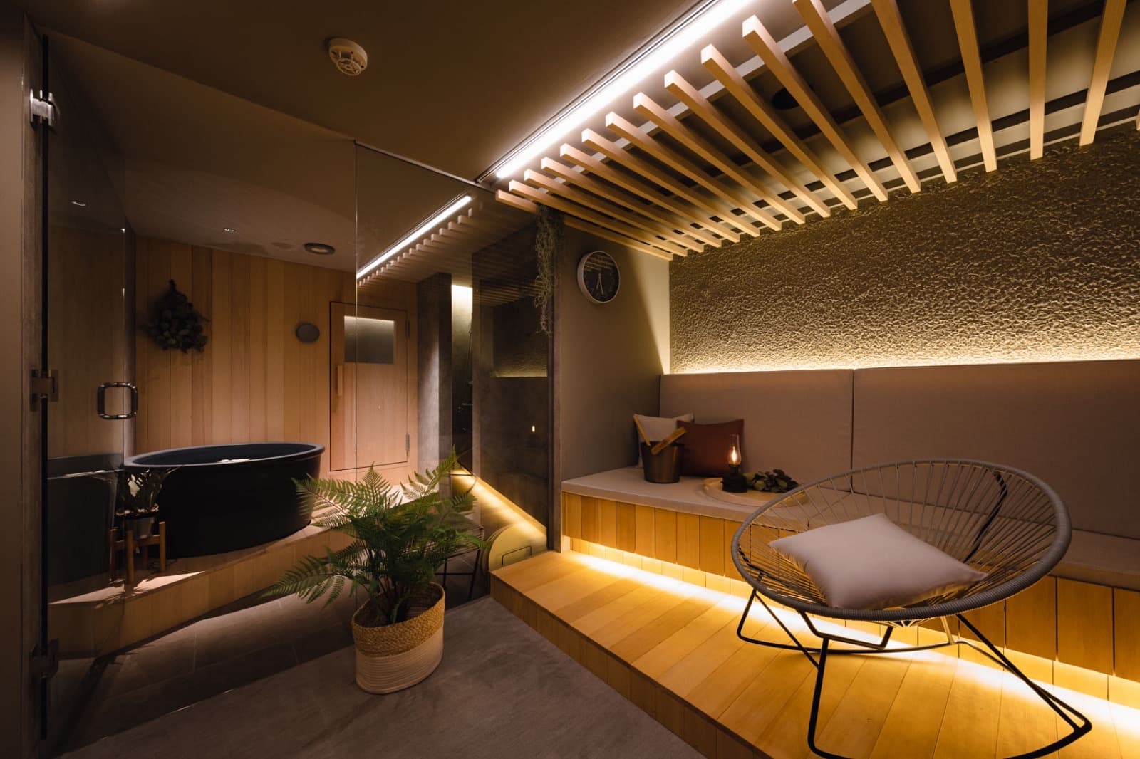 SAUNA OOO TOKYO の個室全景(水風呂と休憩スペース)