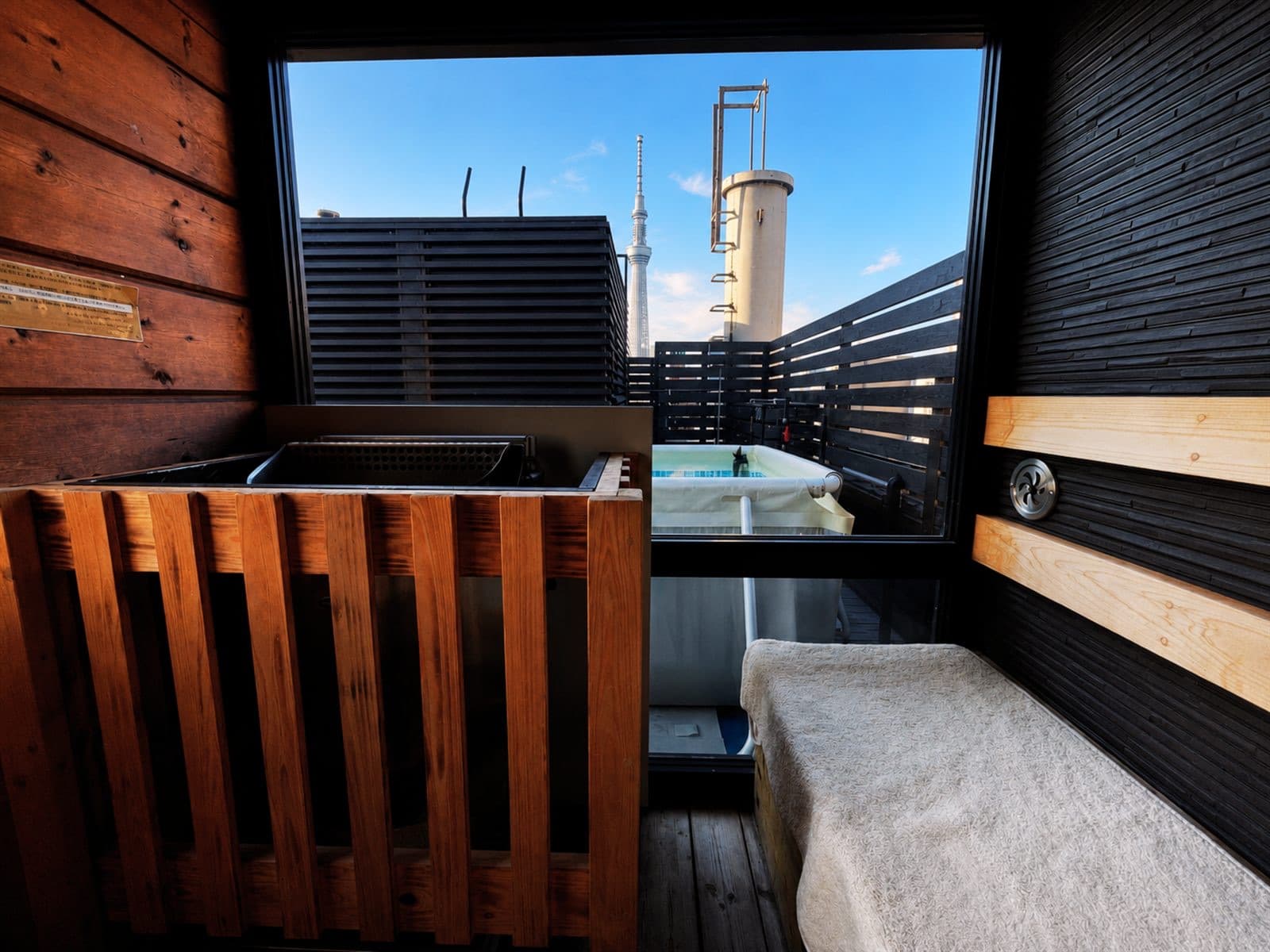 ROOF SAUNA KINSHICHO のサウナ室から見た屋上