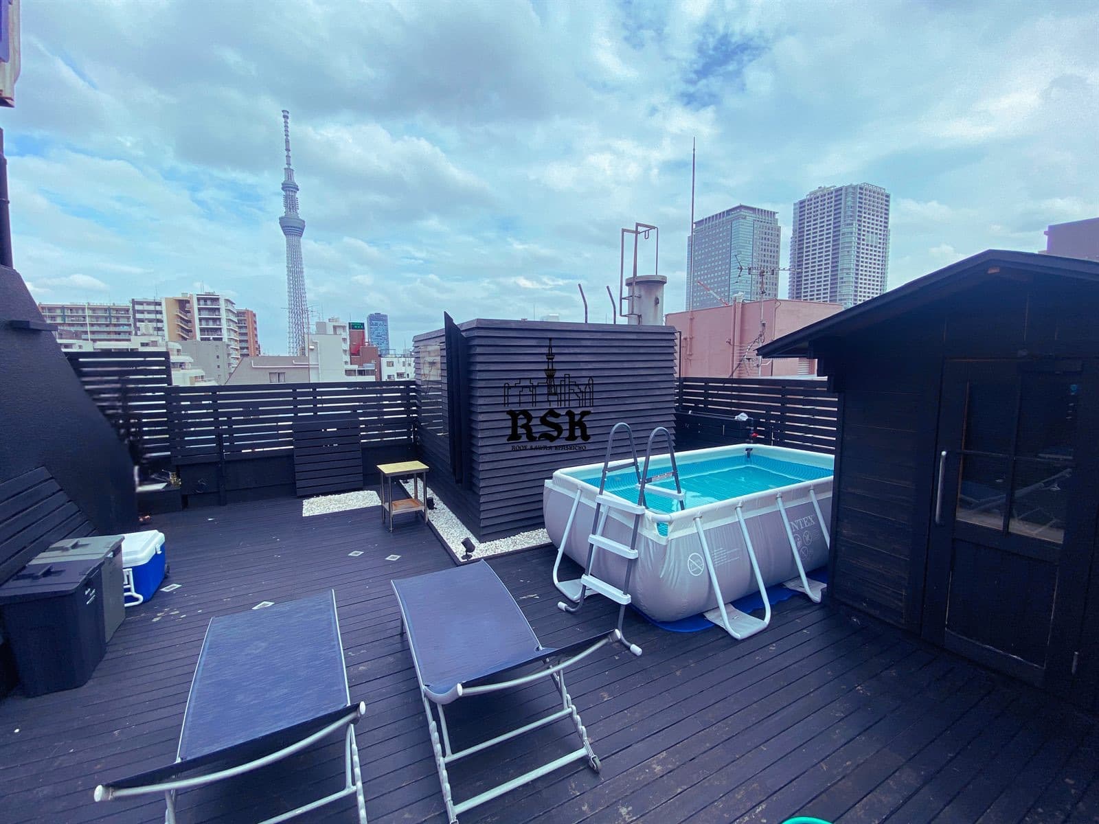 ROOF SAUNA KINSHICHO の屋上デッキと水風呂(プール)