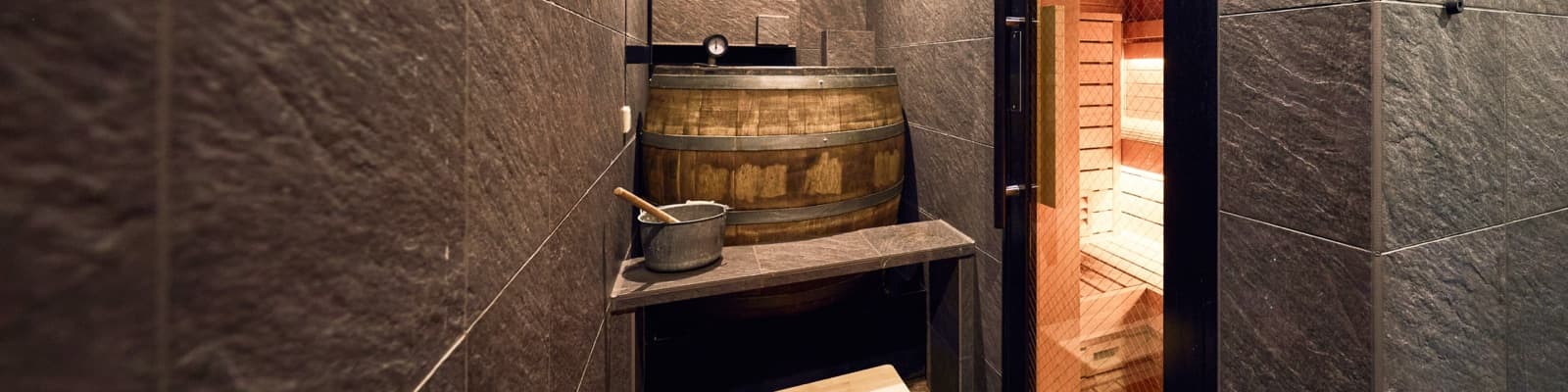 COCO VILLA sauna の樽型水風呂とサウナ室入口