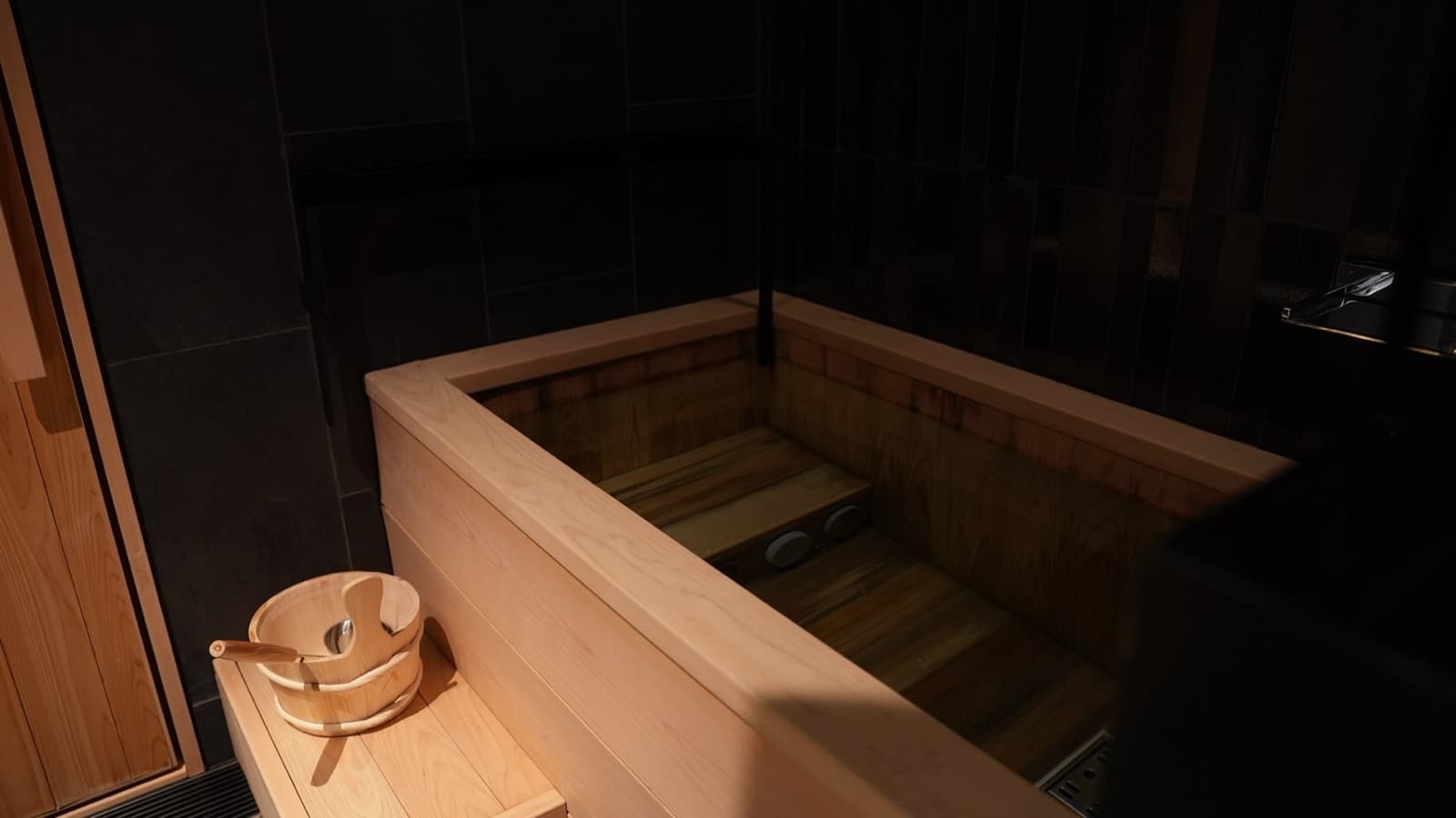 Prus Sauna 新宿歌舞伎町タワー店 のヒノキの水風呂